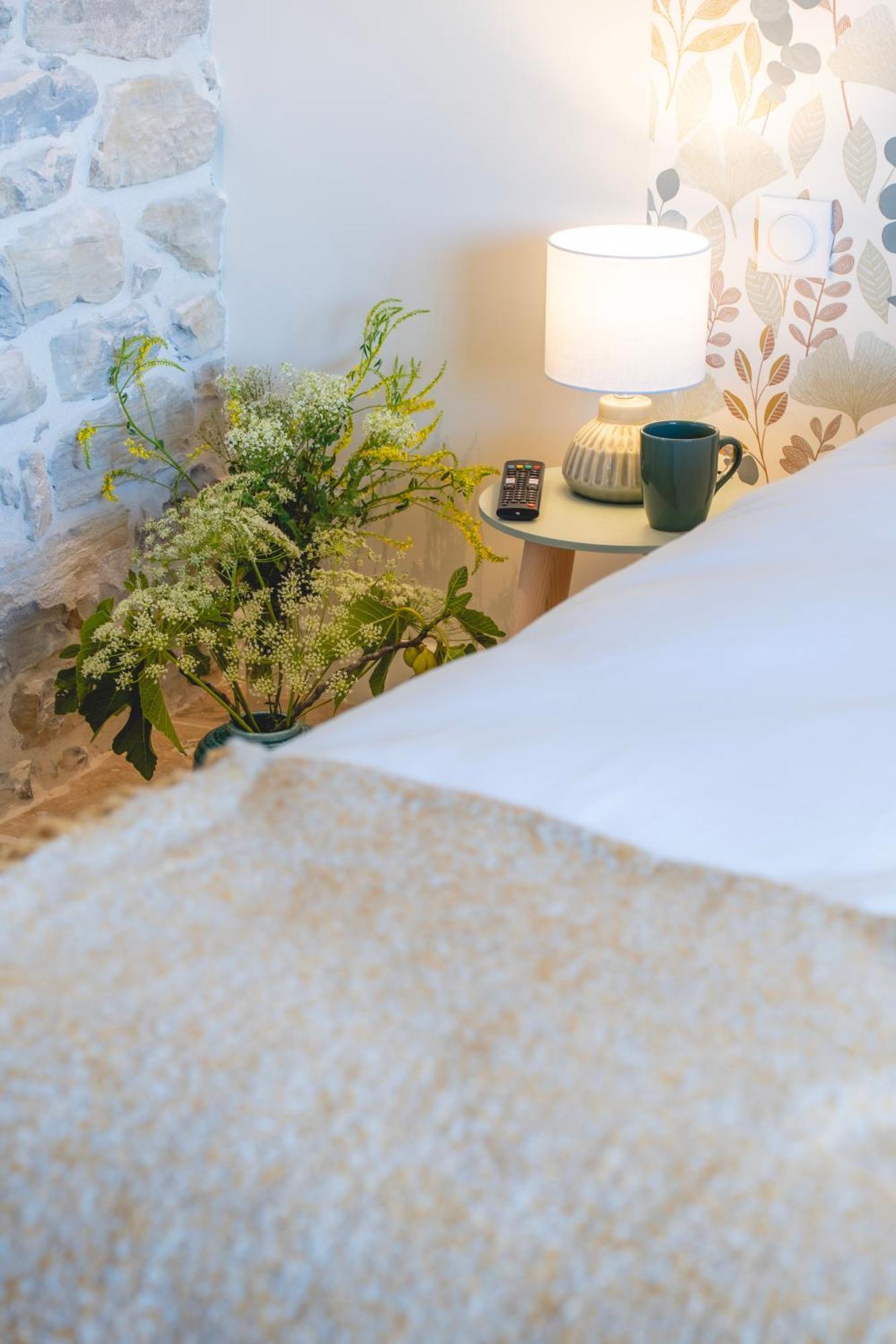 Les Terres Aoyama Hotel Saint Julien Les Rosiers Bagian luar foto