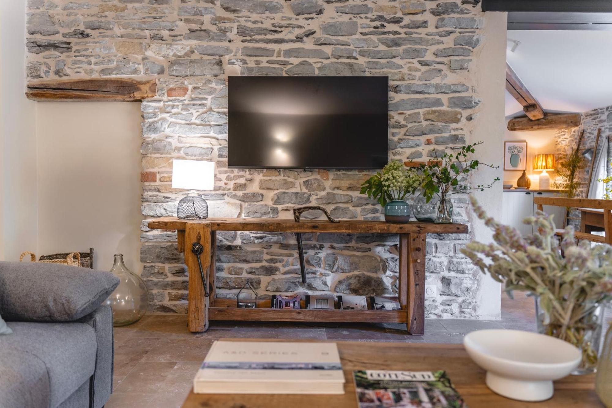 Les Terres Aoyama Hotel Saint Julien Les Rosiers Bagian luar foto