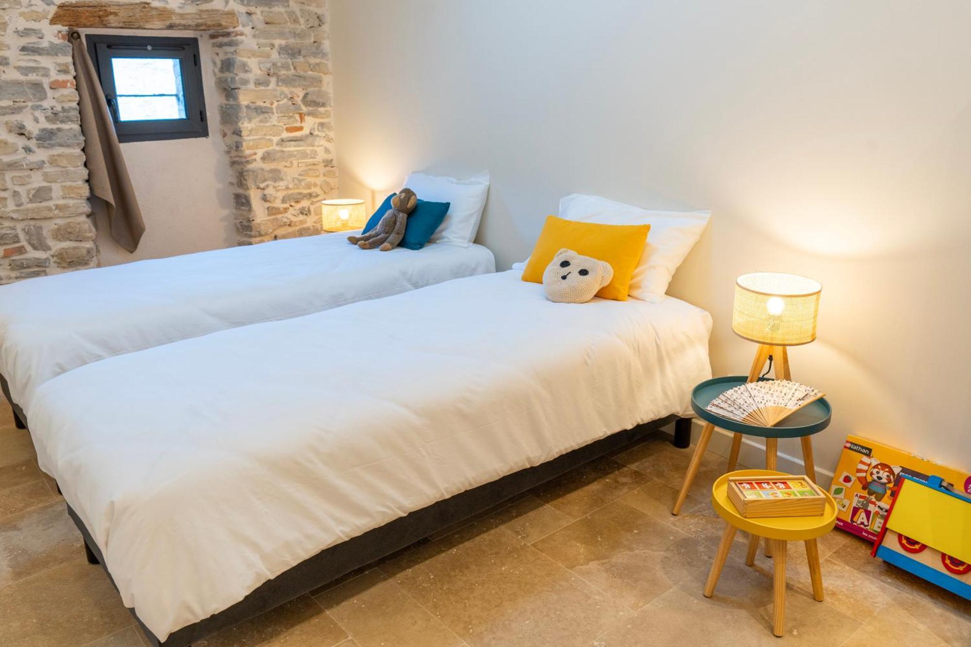 Les Terres Aoyama Hotel Saint Julien Les Rosiers Bagian luar foto