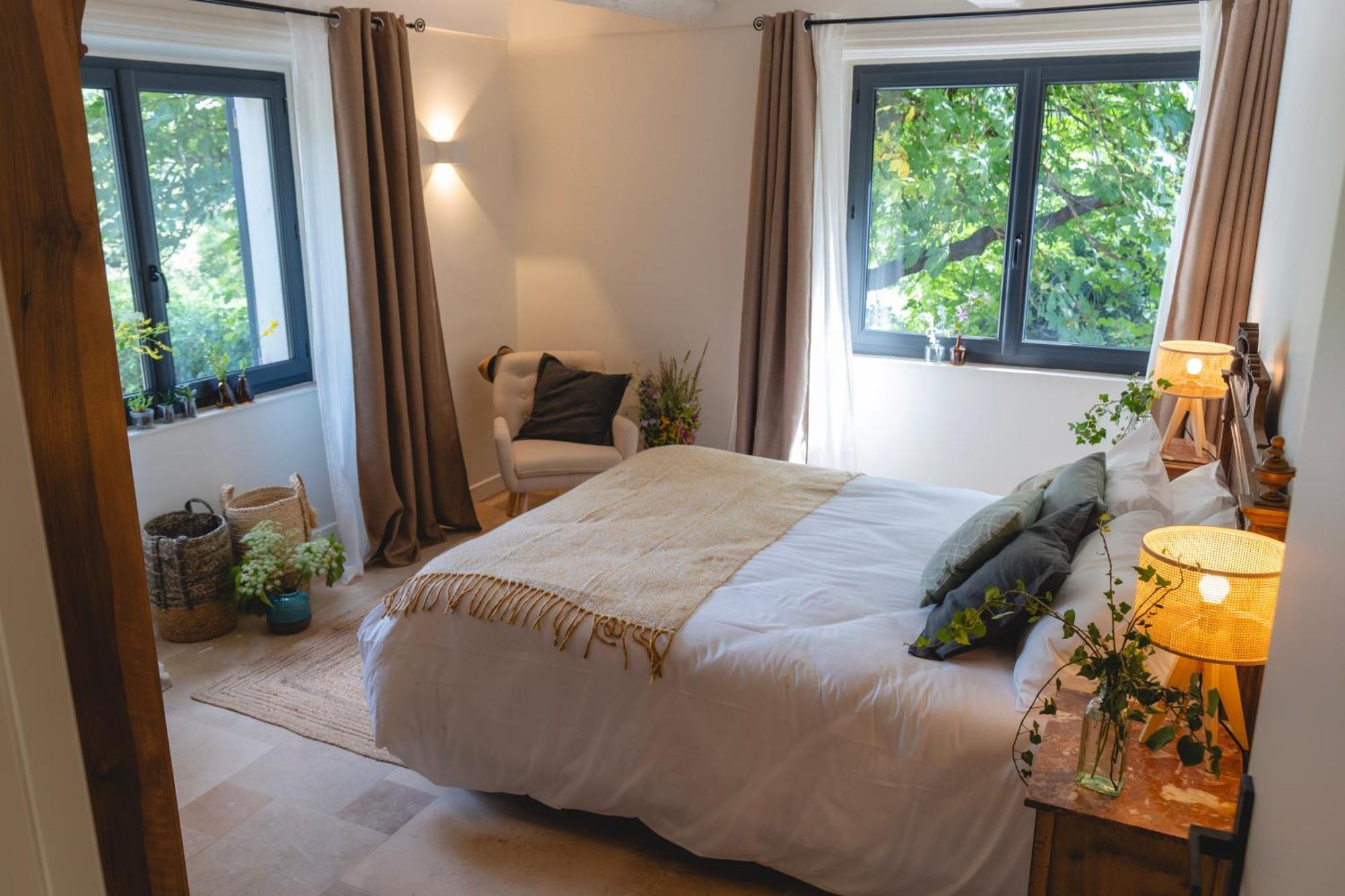 Les Terres Aoyama Hotel Saint Julien Les Rosiers Bagian luar foto