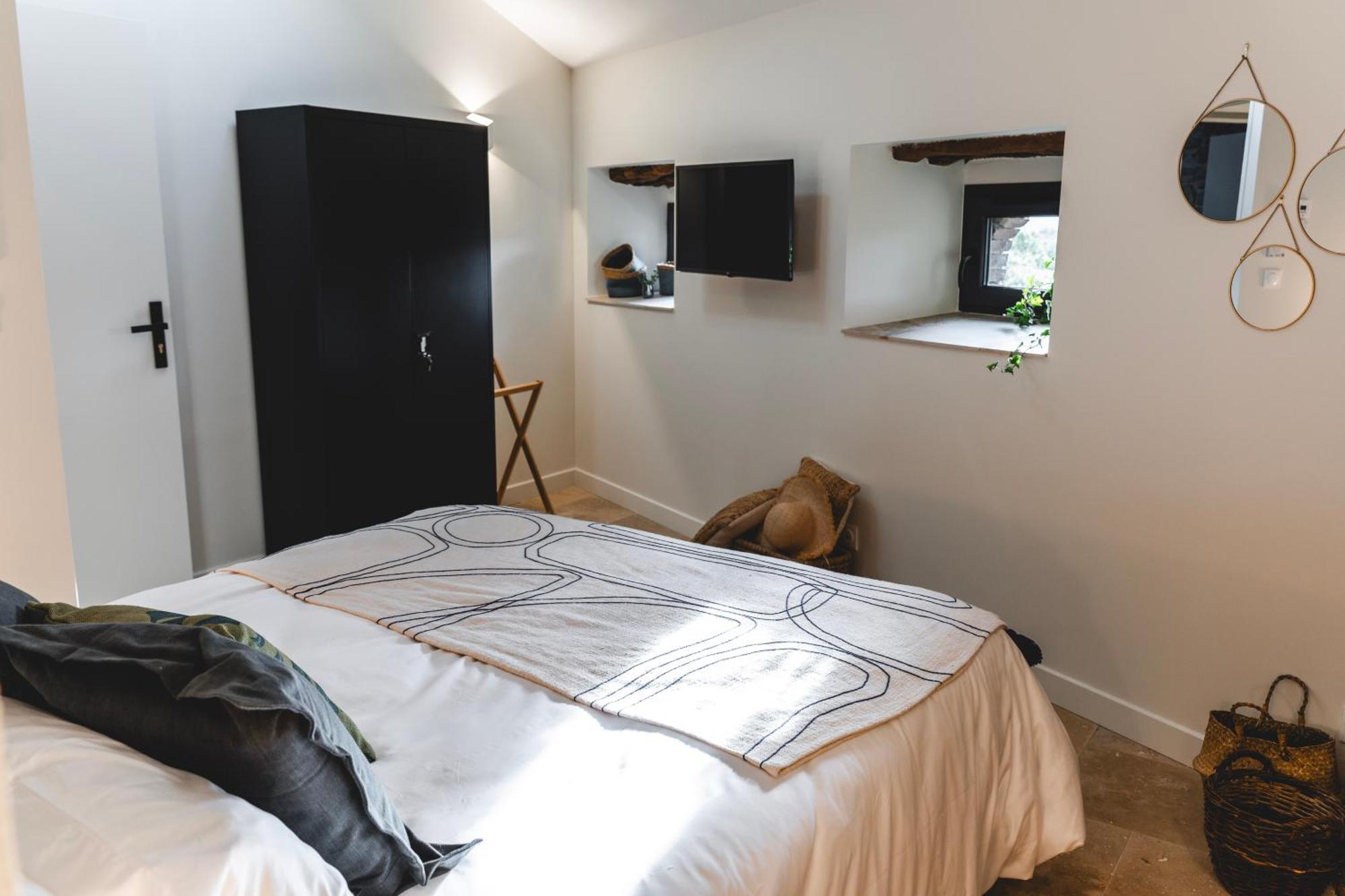 Les Terres Aoyama Hotel Saint Julien Les Rosiers Bagian luar foto