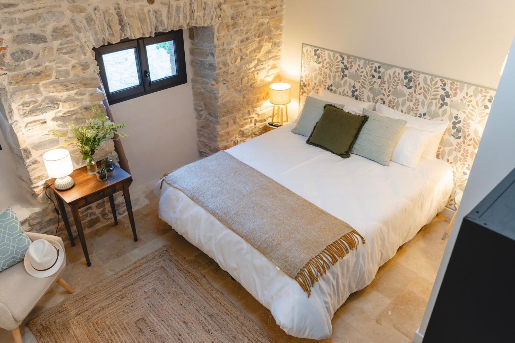 Les Terres Aoyama Hotel Saint Julien Les Rosiers Bagian luar foto