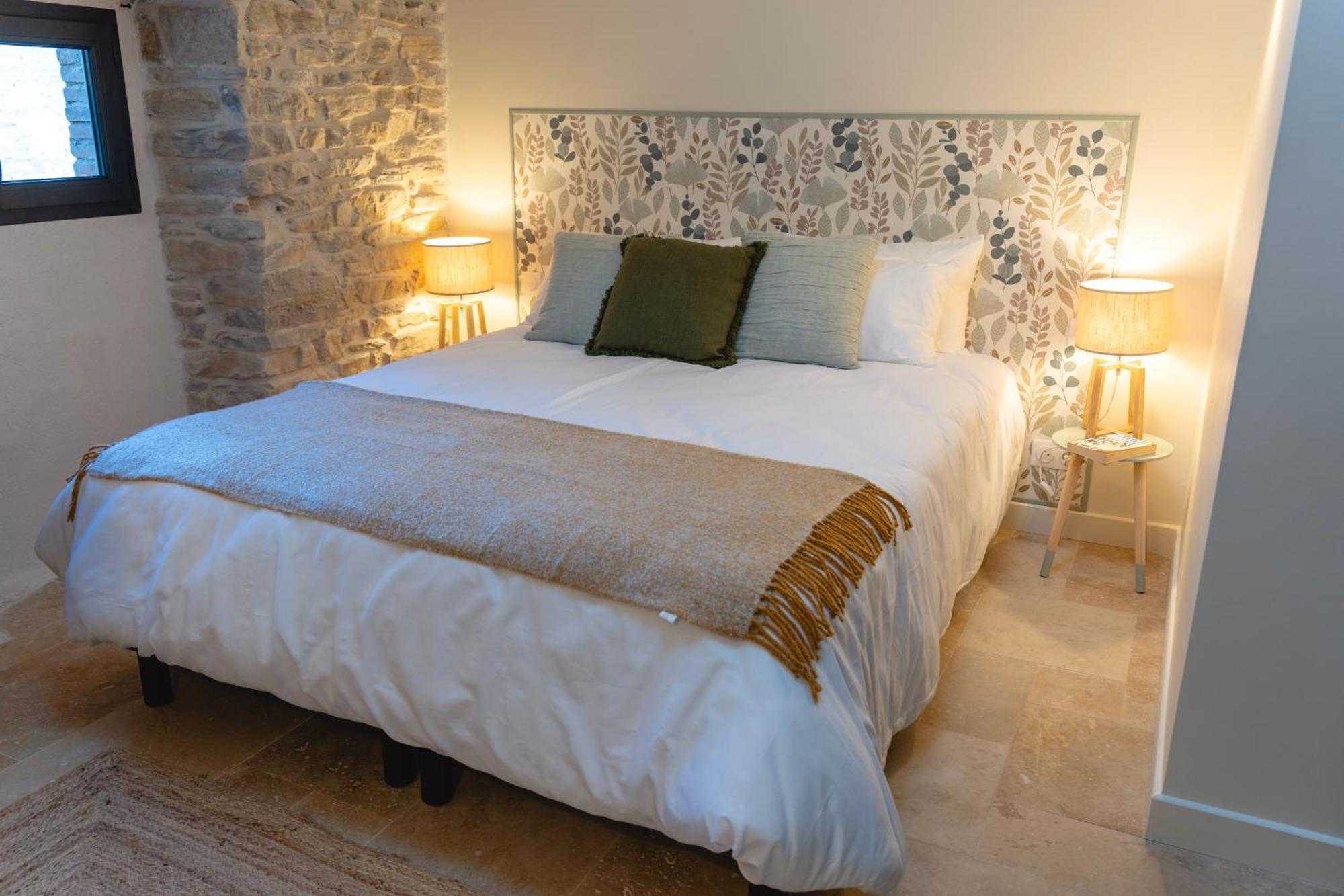 Les Terres Aoyama Hotel Saint Julien Les Rosiers Bagian luar foto